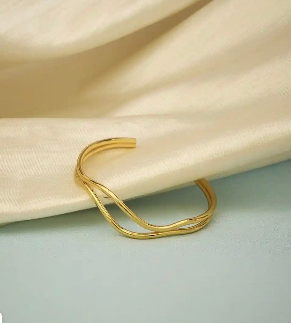 Curvy Bracelet Gold Plated Stainless Steel by Tashyam
